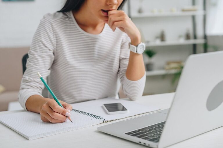 Women on a laptop writing